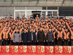 情系農(nóng)民工 蛇年送祝?！A兆控股為優(yōu)秀農(nóng)民工發(fā)放春節(jié)禮品